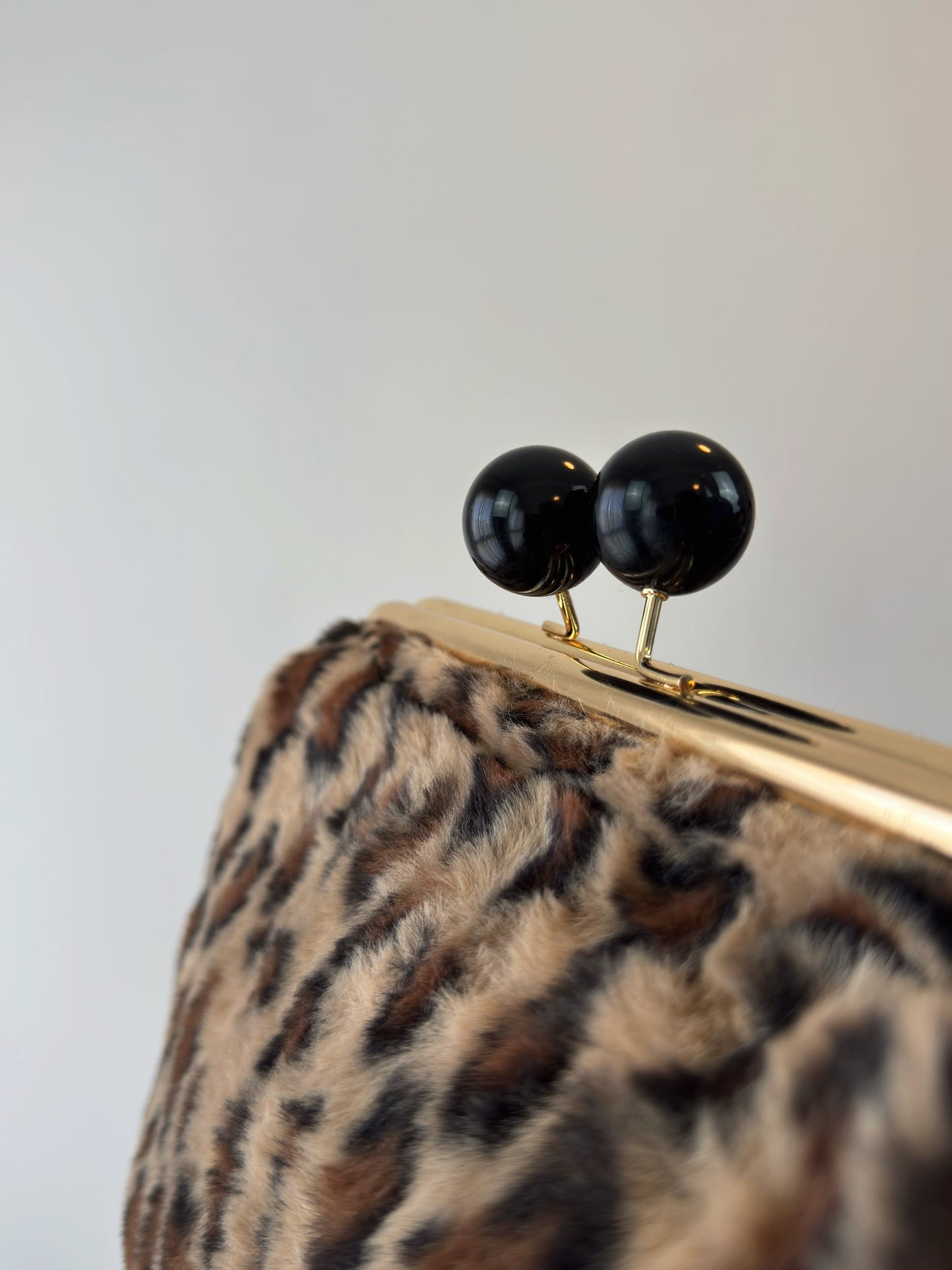 CLUTCH PREMIUM FAUX FUX LEO