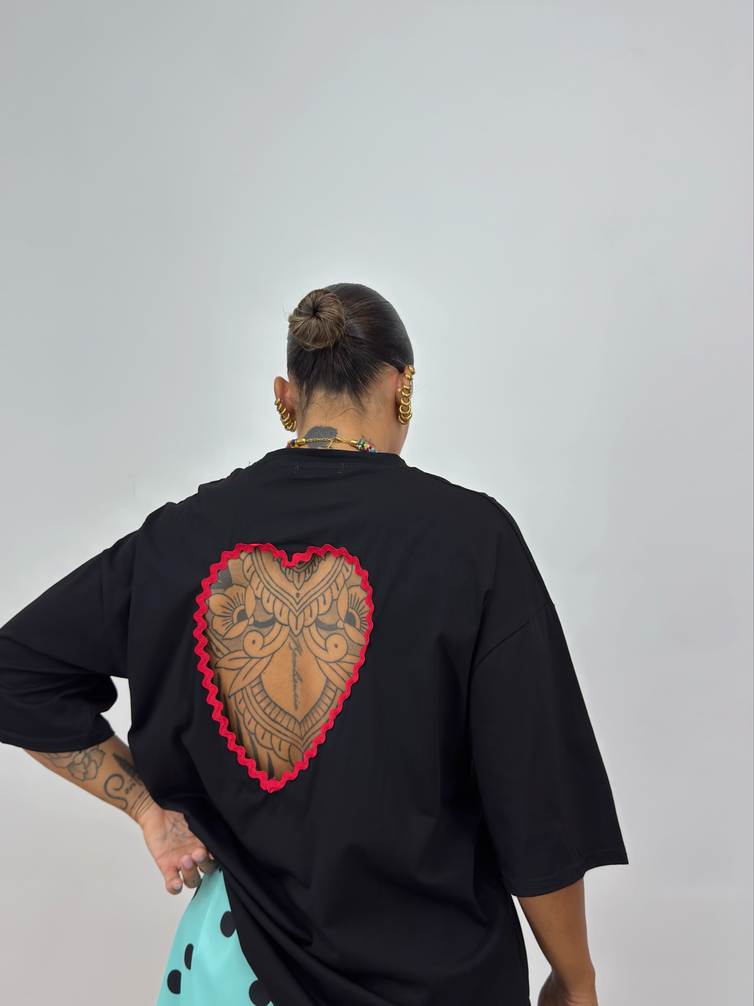 CAMISETA OVER PREMIUM BACK HEART BLACK