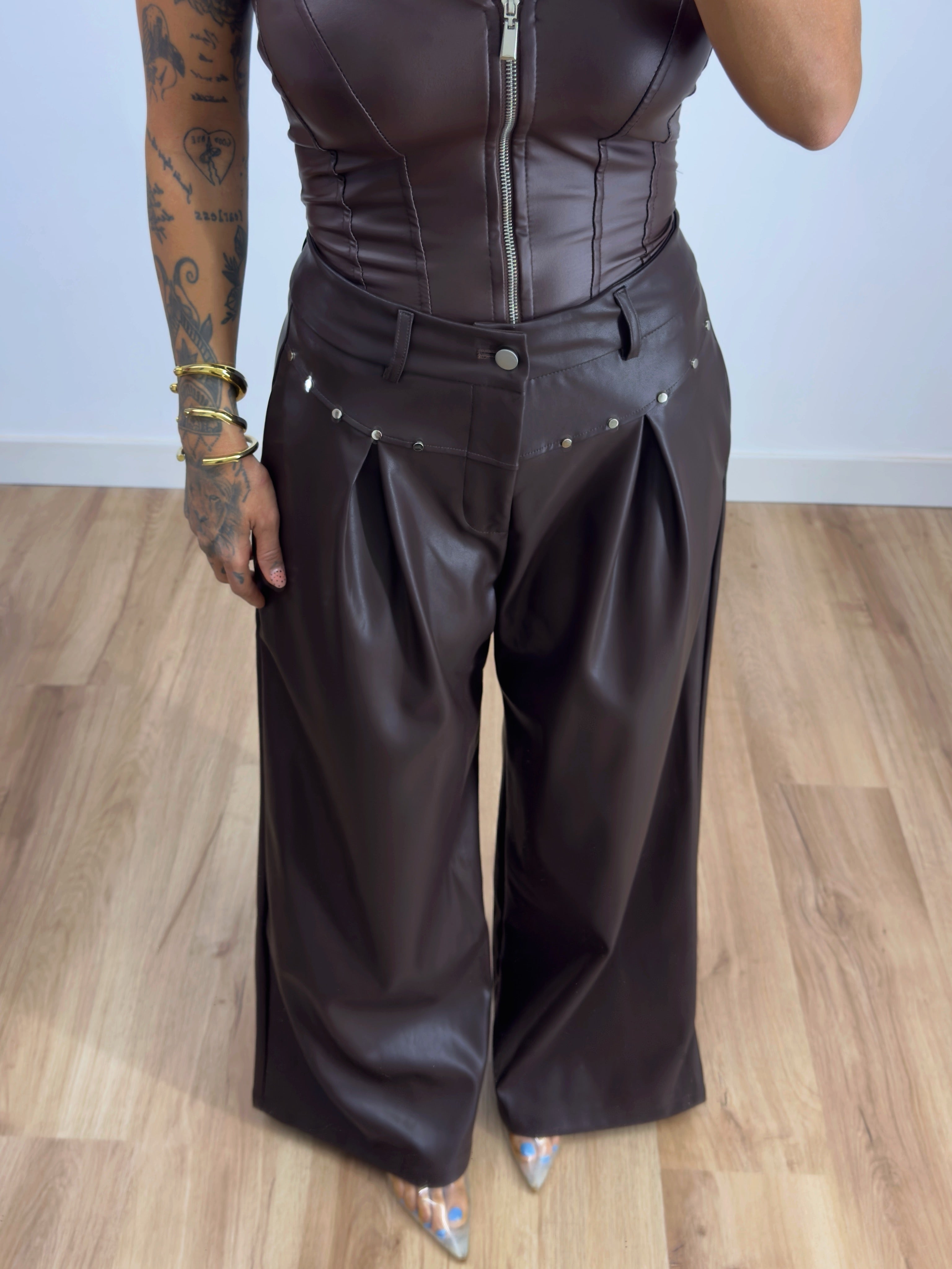 PANTALÓN PREMIUM POLI TACHAS BROWN