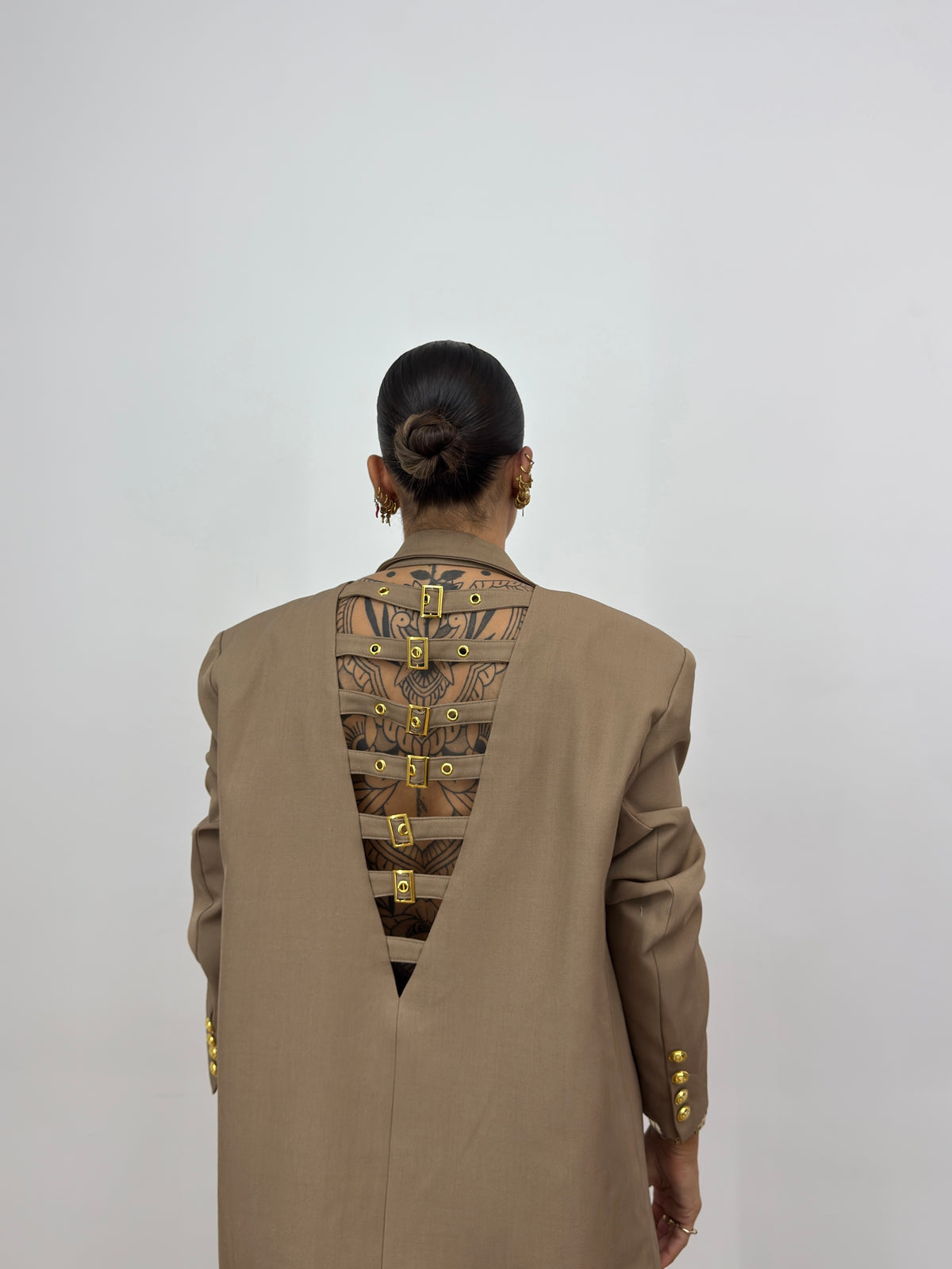 BLAZER OVER BUCKLE