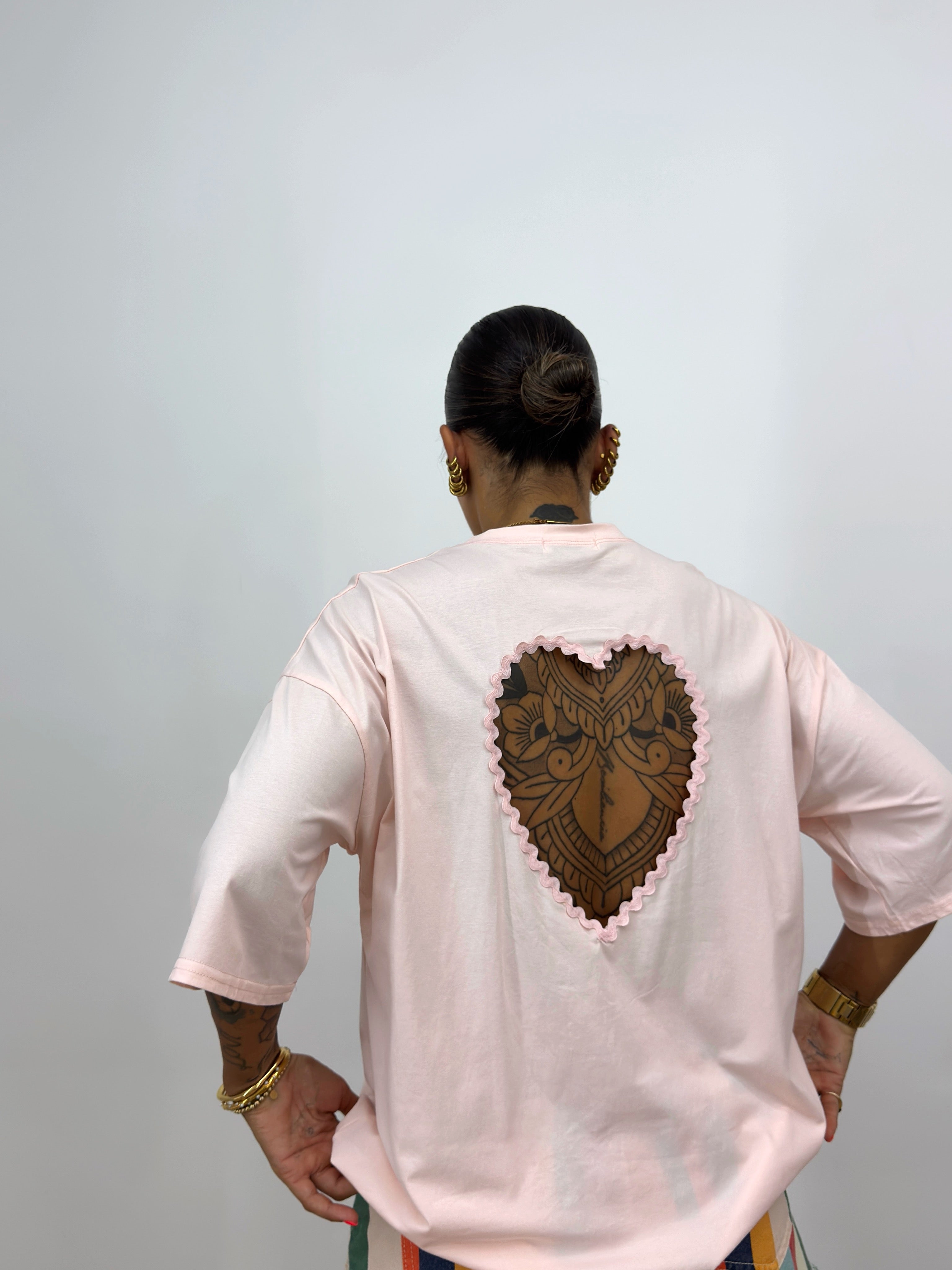 CAMISETA OVER PREMIUM BACK HEART PINK