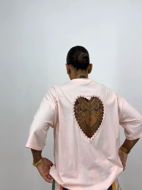 CAMISETA OVER PREMIUM BACK HEART PINK