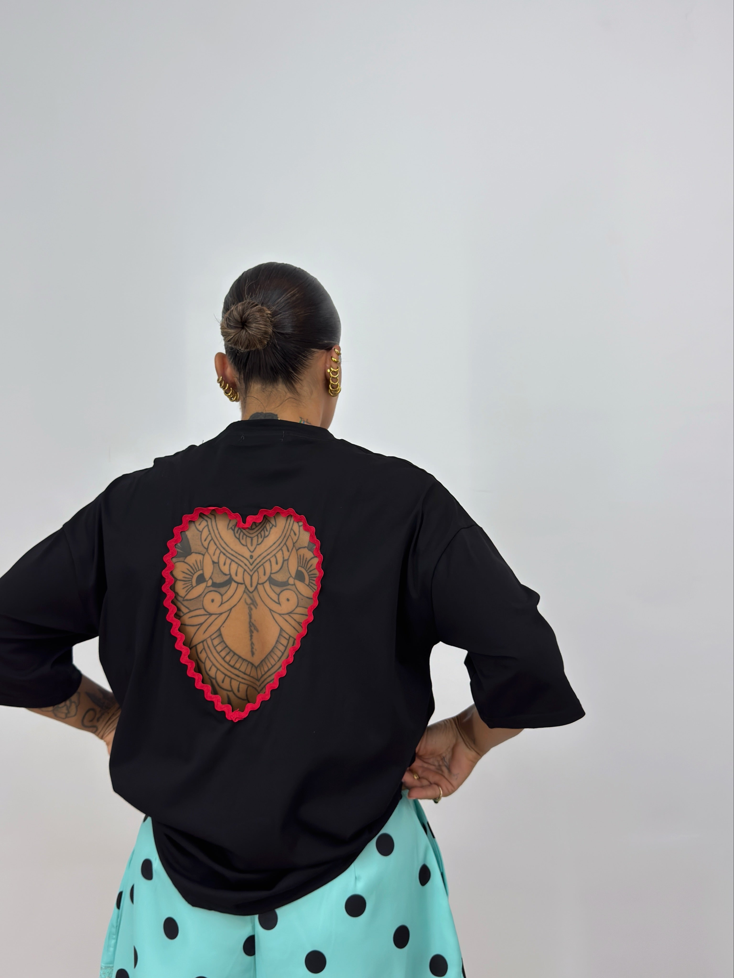 CAMISETA OVER PREMIUM BACK HEART BLACK