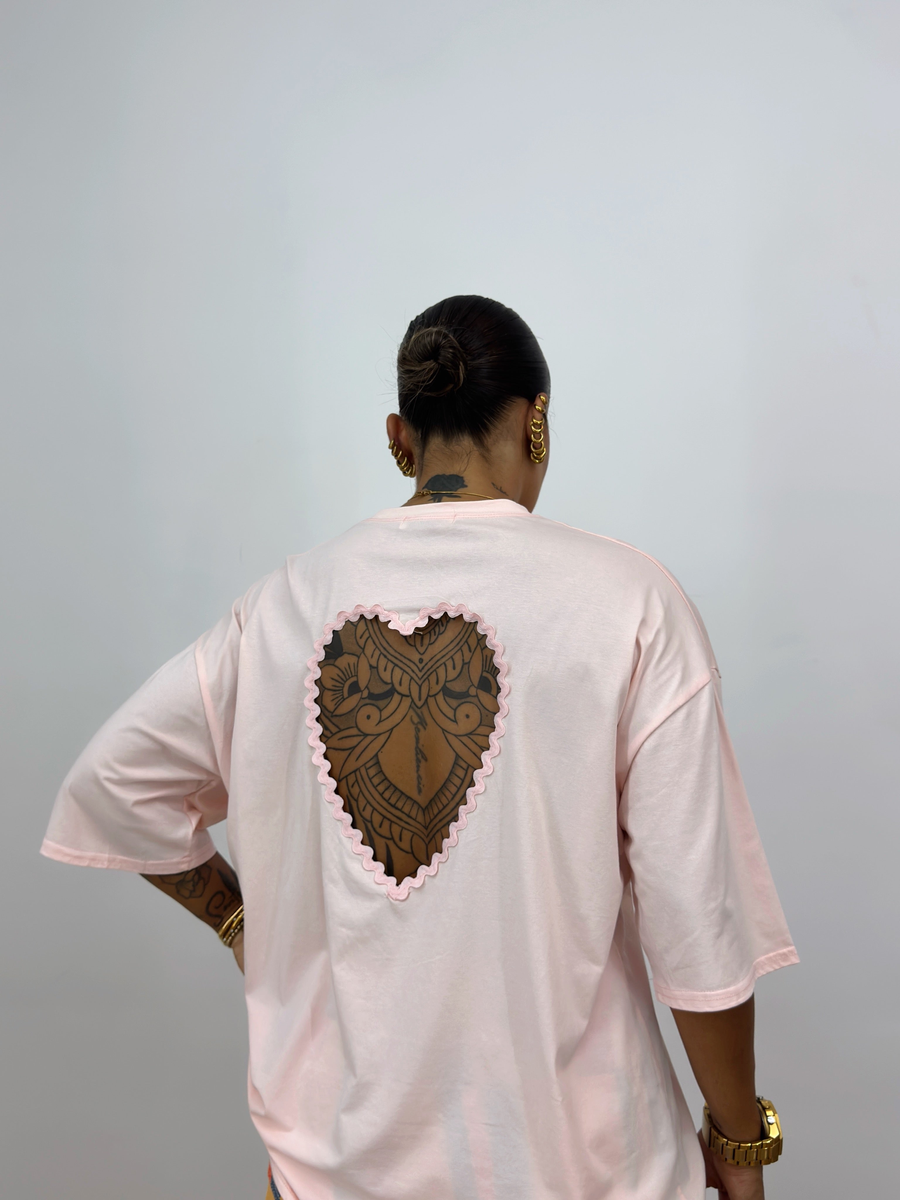 CAMISETA OVER PREMIUM BACK HEART PINK