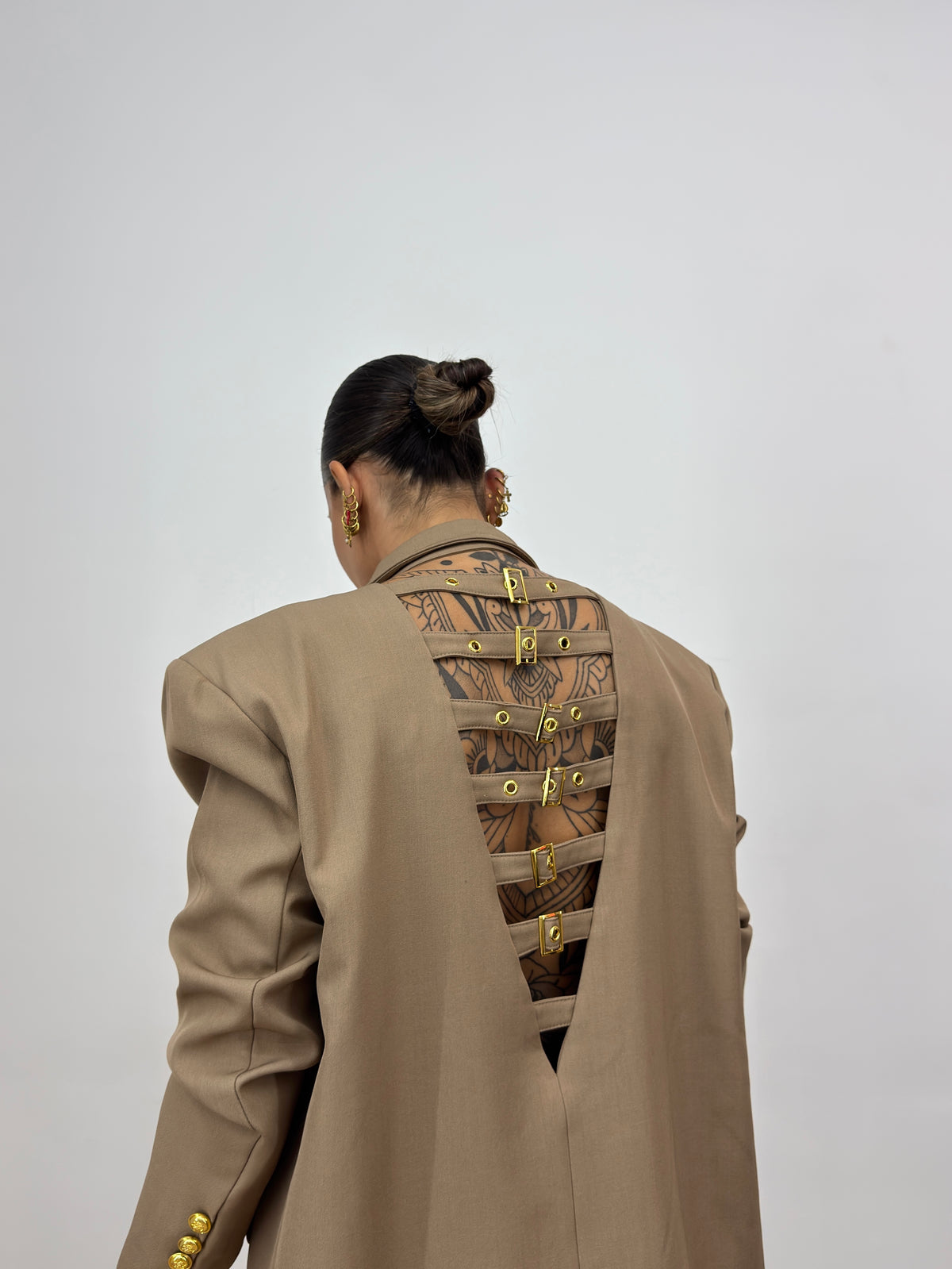 BLAZER OVER BUCKLE